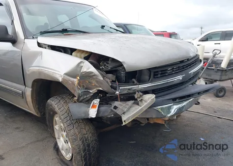 2001 Chevrolet Silverado 1500 из США, поврежденный, VIN 2GCEK19T811288343